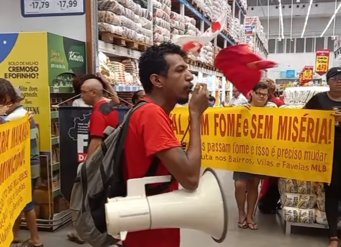 Durante a manifestação, os participantes pediram doações de sextas básicas
