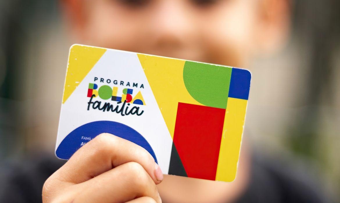 Família Beneficiária do Programa Bolsa Família - CRAS de Sobradinho 1 - Brasília (DF). Na foto eles seguram o cartão do programa Bolsa Família. Na foto Enzo Manoel (6 anos)Fotos: Lyon Santos/ MDS