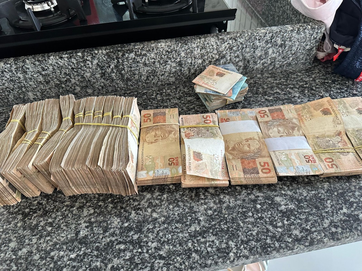 Foram apreendidos maços de dinheiro na operação da PF em Teresina