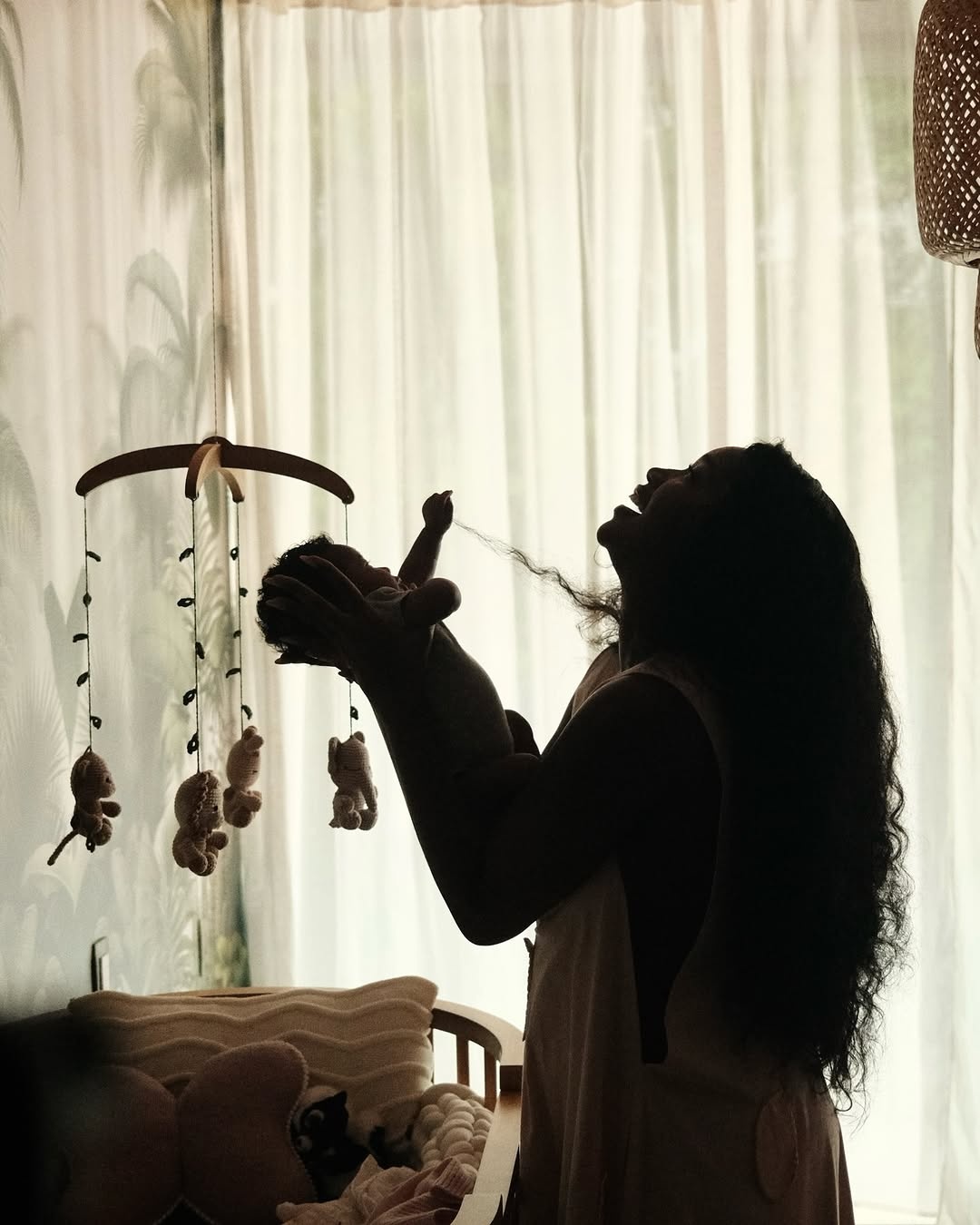 Frame do clipe "Como Posso Amar Assim?", da cantora IZA.