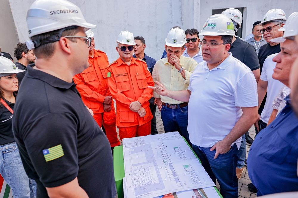 Governador em visita a obras da sede de Esperantina