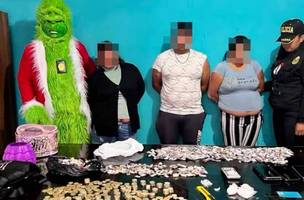 'Grinch' com os presos na operação. (Foto: Reprodução/Policia Nacional del Perú)