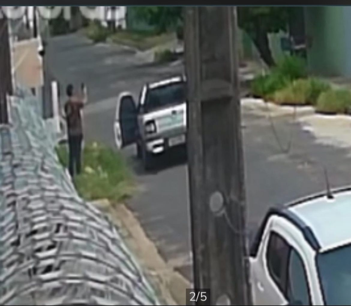 Homem na frente da casa do promotor