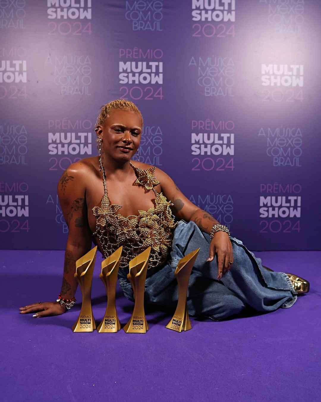 Liniker é homenageada com quatro troféus, incluindo o principal do Prêmio Multishow.