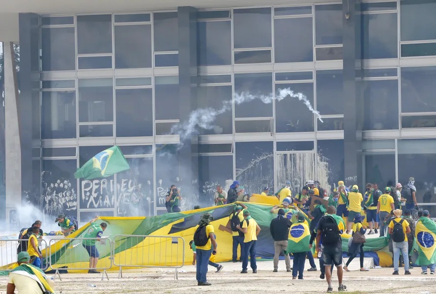 Manifestantes durante atos golpistas do 8 de janeiro, na Praça dos Três Poderes