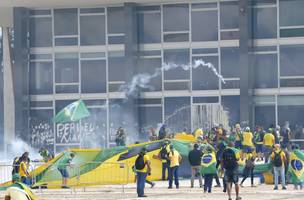 Manifestantes durante atos golpistas do 8 de janeiro, na Praça dos Três Poderes (Foto: Cristiano Mariz/Agência O Globo/08-01-2023)