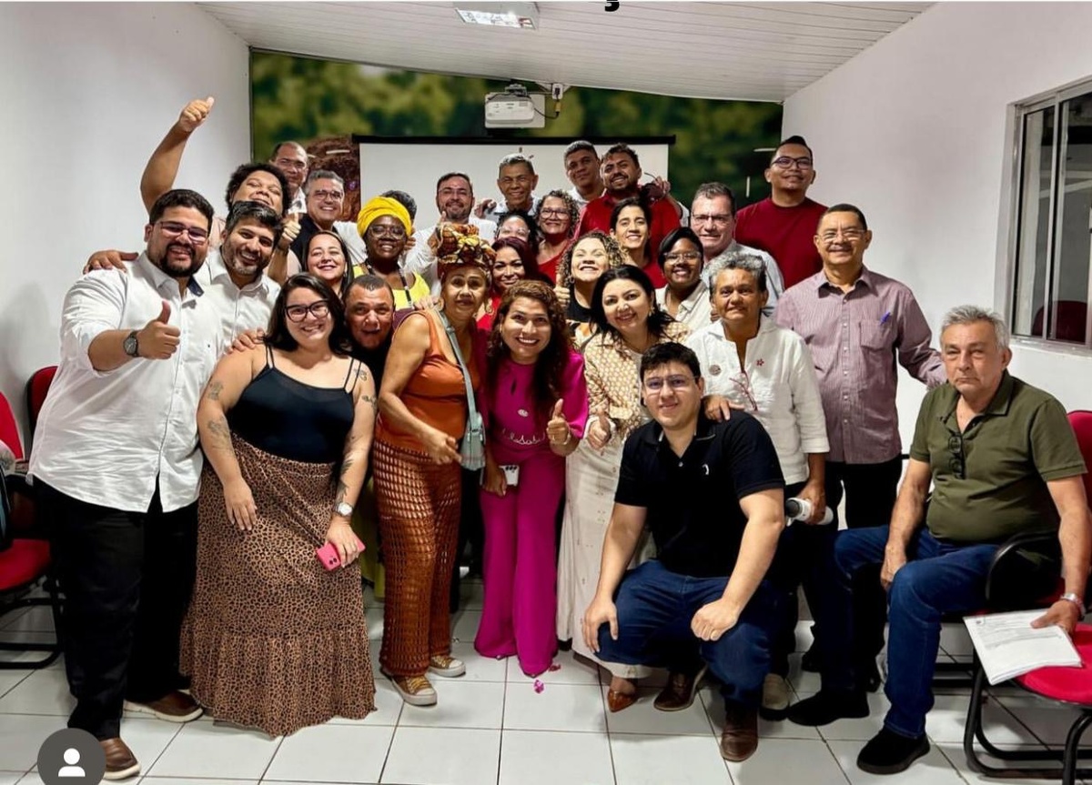 Nas reuniões, muitos petistas reclamam e até ameaçam. Aqui, numa pose após avaliar o resultado
