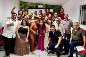 Nas reuniões, muitos petistas reclamam e até ameaçam. Aqui, numa pose após avaliar o resultado (Foto: Reprodução)