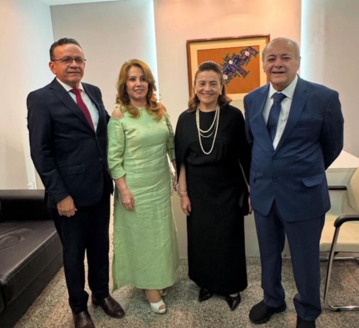 O prefeito eleito, Silvio Mendes, sua esposa e o presidente do TRE, Sebastião e esposa, na diplomação dos eleitos
