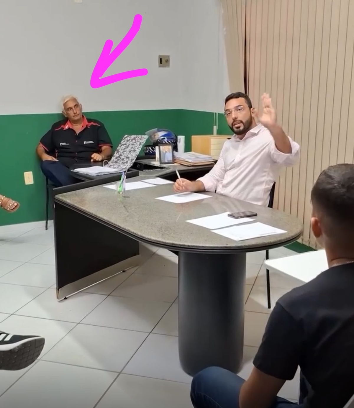 O prefeito “Outro Francisco” reunido com lideranças. Mas olha quem está ali, “vigiando”!? Mãosantinha tem acompanhado tudo