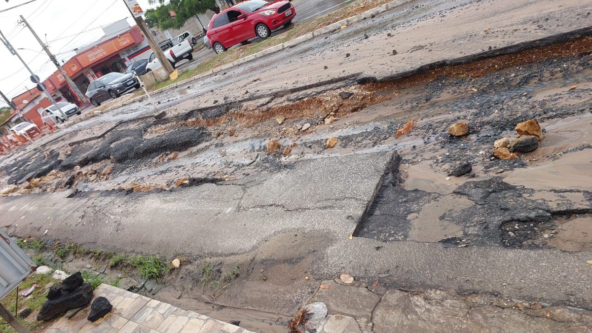 Obra de saneamento cede na avenida principal do Saci após chuva forte