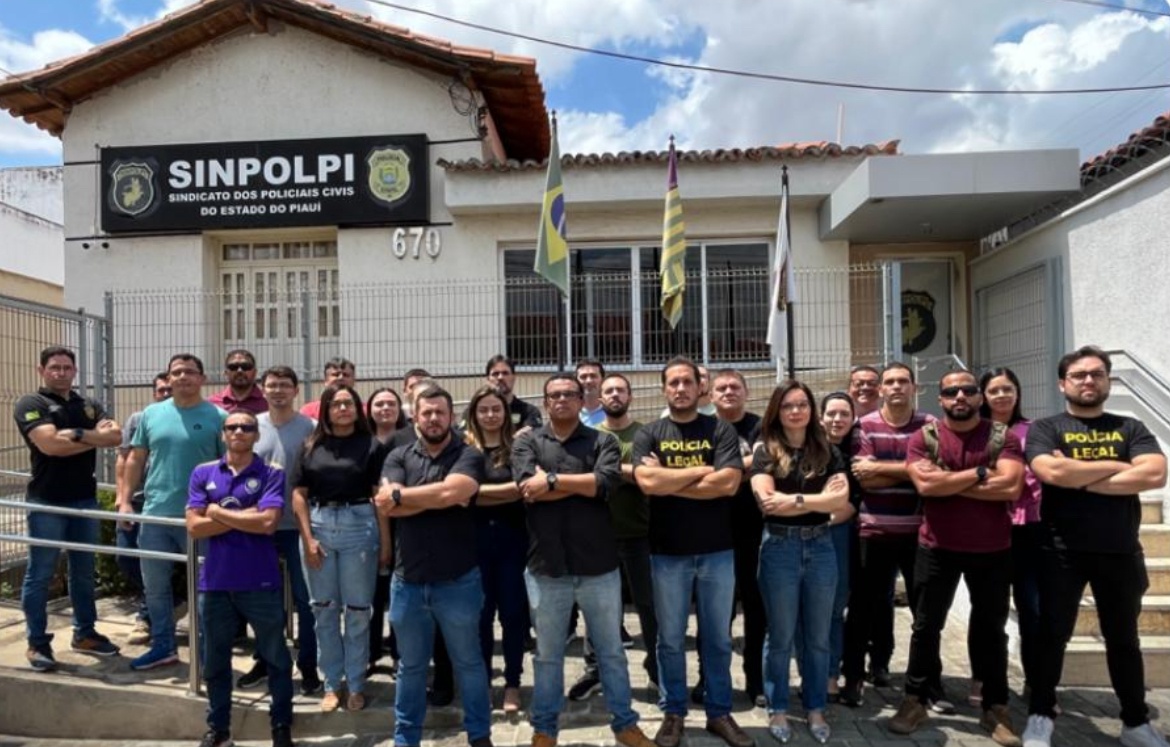 Os policiais civis mandando investigar o contrato da delegacia com o sogro poderoso