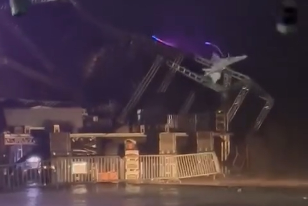 Palco desabou durante a chuva