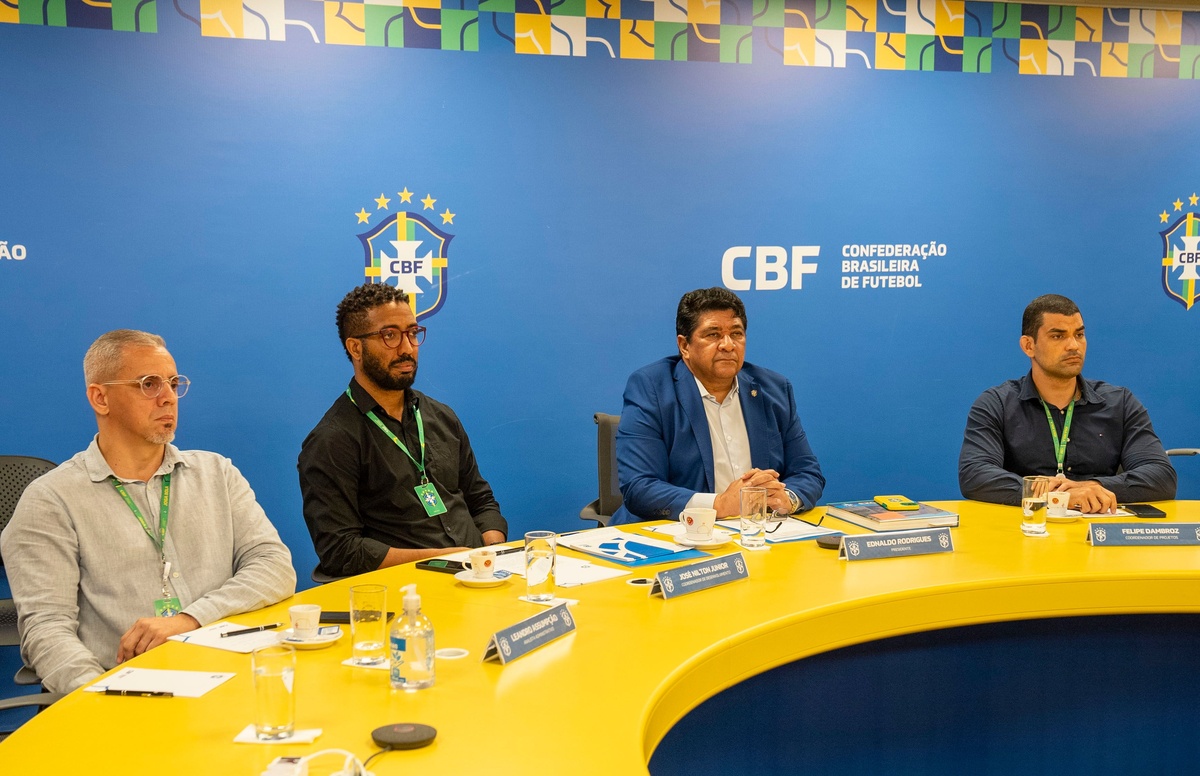 Presidente Ednaldo Rodrigues durante reunião com a FIFA.