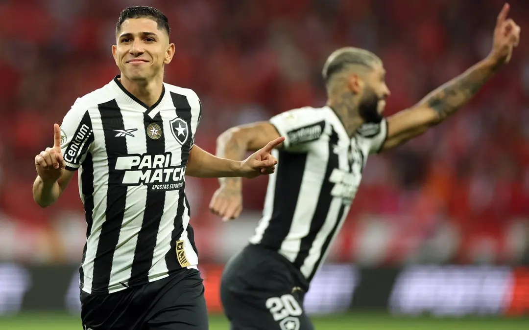 Savarino, jogador do Botafogo, comemora o gol sobre o Internacional, pelo Brasileirão