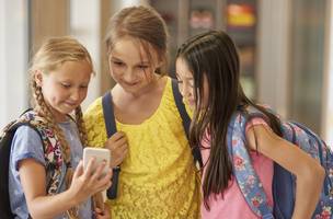 Senado aprova restrição do uso de celulares  nas escolas (Foto: Reprodução/gpointstudio/Freepik)