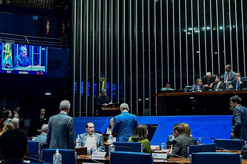 Senado aprova restrição do uso de celulares nas escolas