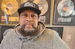 Victor Willis, um dos membros do Village People, disse que "YMCA" não foi feita para a comunidade LGBTQIA+ (Foto: Reprodução/Facebook/Victor Willis)