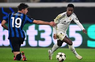 Vini Jr, do Real Madrid, em ação contra a Atalanta (Foto: Marco Bertorello / AFP)