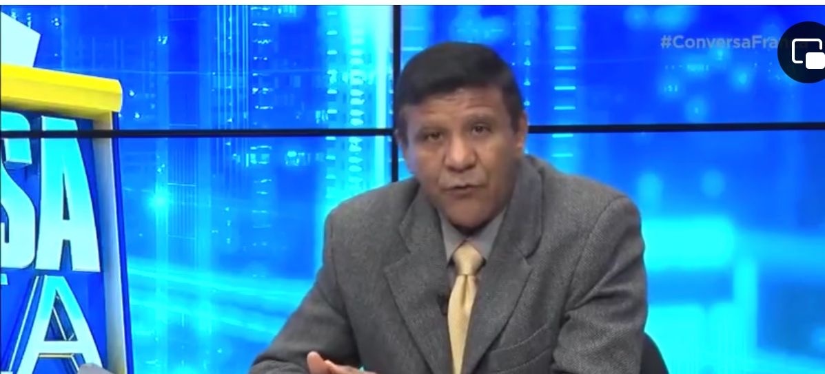 As vozes roucas das ruas informam que o jornalista Pedro Alcântara teria recebido o bilhete azul. Por uma pergunta que o candidato Fábio Novo naobteria gostado. A coluna não conseguiu falar com um e outro, para confirmarem ou negarem.