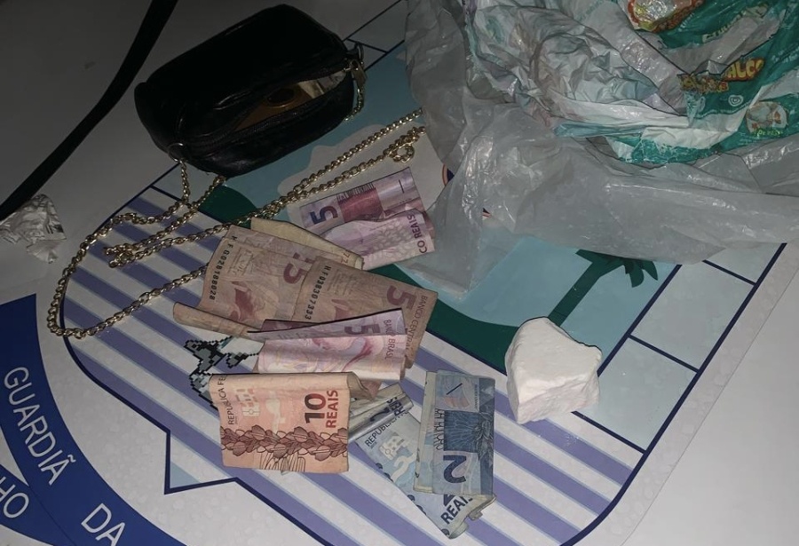 Bolsa da suspeita continha drogas e dinheiro em espécie