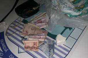 Bolsa da suspeita continha drogas e dinheiro em espécie (Foto: Reprodução)