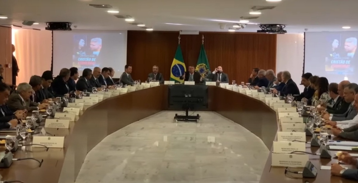 Bolsonaro oferece inquérito sigiloso a aliados