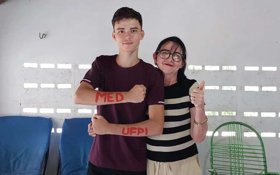 Carlos Eduardo e a mãe Maria Josina Ramos