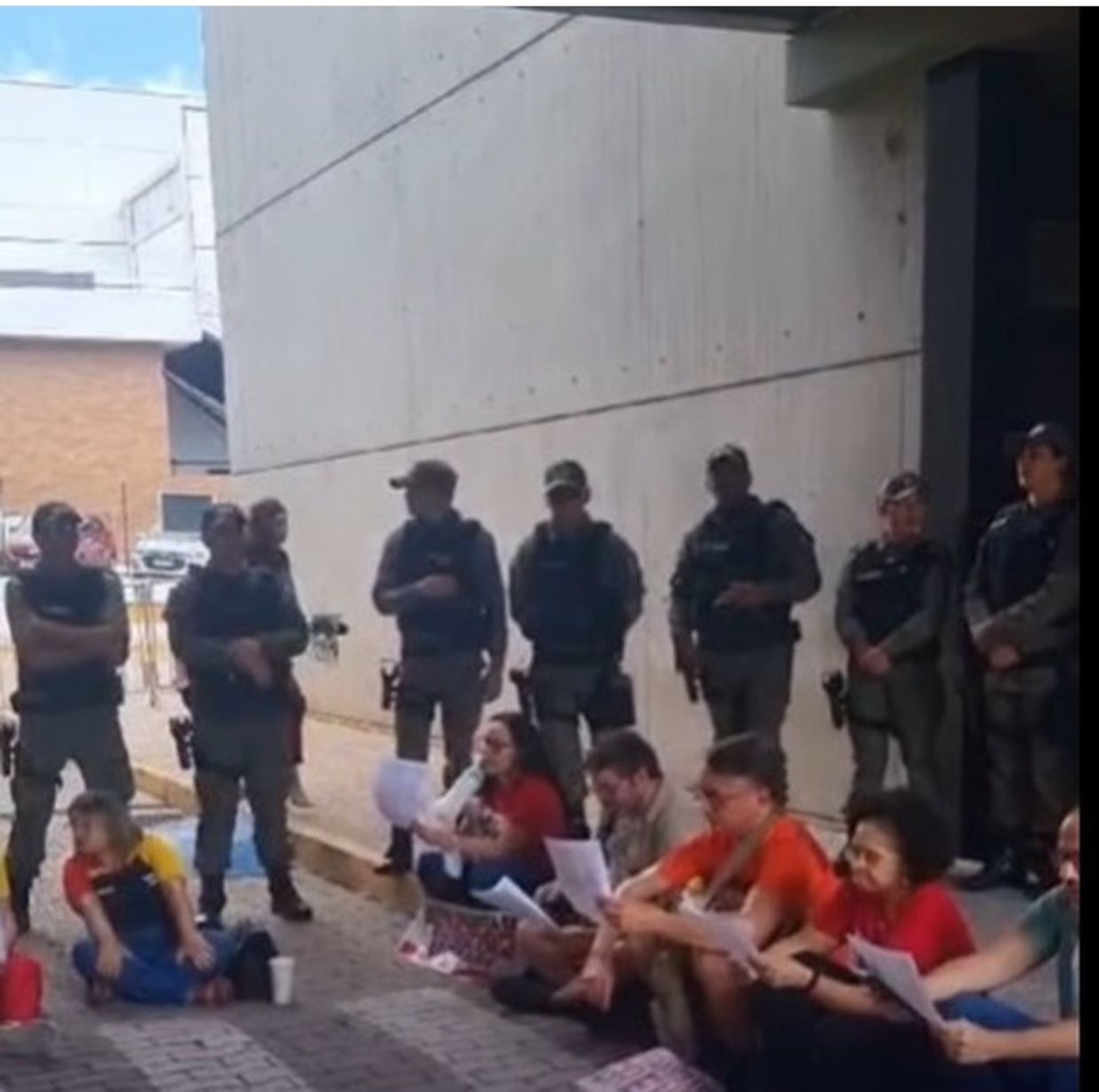 Cena da ditadura militar de 64? Não, são apenas professores e estudantes da Uespi cobrando do governo, à porta da Assembleia, melhorias na universidade