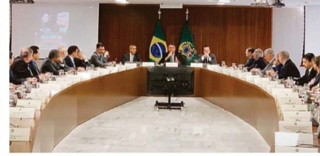 Como se guarda segredo numa reunião com tanta gente assim?