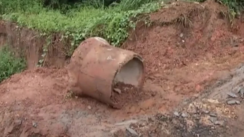 Cratera se abre em calçada na zona Norte de Teresina