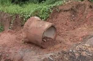 Cratera se abre em calçada na zona Norte de Teresina (Foto: Reprodução/Bom dia Meio Norte)