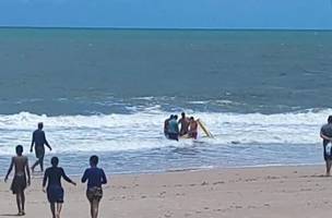 Diego Ricardo Almeida sendo socorrido ainda com vida no mar paraibano (Foto: Reprodução)