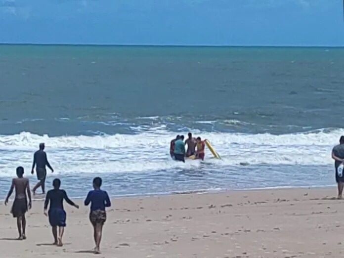 Diego Ricardo Almeida sendo socorrido ainda com vida no mar paraibano