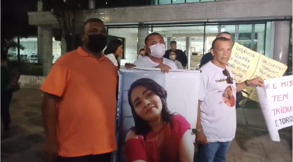 Familiares e amigos de Valdirene Torquato da Silva fizeram manifestação por justiça