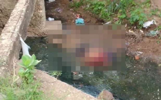 Jovem morto jogado em corrego