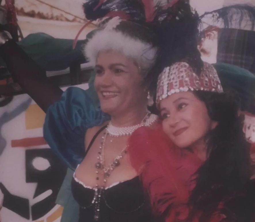 Lorena Campelo e Lari Sales no primeiro corso de Teresina. Só tinha um caminhão de atrizes representando antigos Corsos das Raparigas. 1998