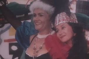 Lorena Campelo e Lari Sales no primeiro corso de Teresina. Só tinha um caminhão de atrizes representando antigos Corsos das Raparigas. 1998 (Foto: Reprodução)