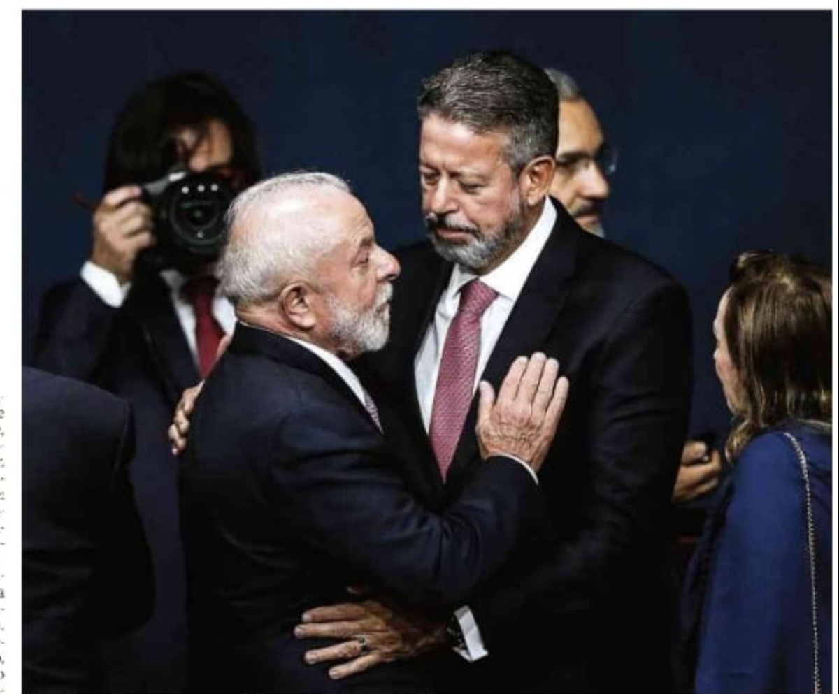 Lula e Arthur Lira: está cena diminui o presidente. Mostra-o submisso ao seu carrasco
