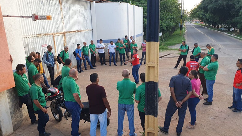 Motoristas e cobradores interrompem atividades na manhã desta quarta-feira (07)