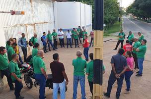 Motoristas e cobradores interrompem atividades na manhã desta quarta-feira (07) (Foto: Ascom/Sintetro)