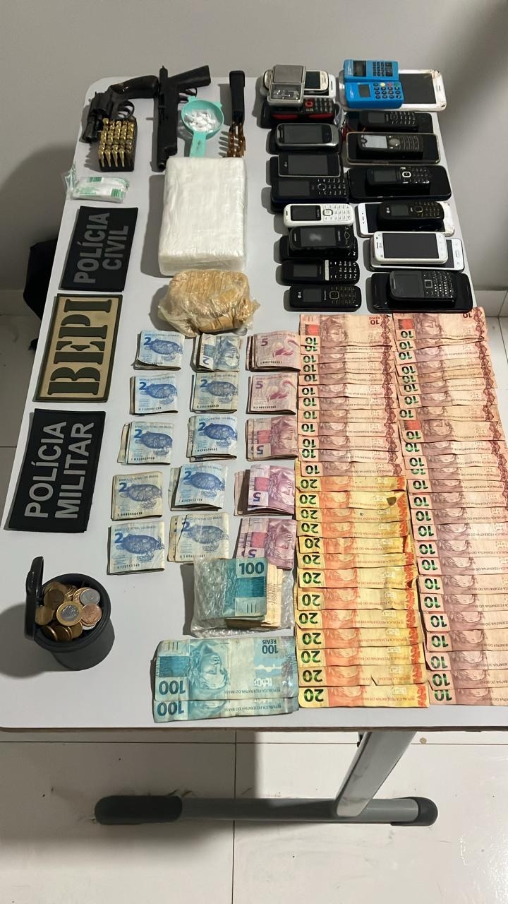 No local a polícia encontrou grande quantidade de drogas, dinheiro e celulares com restrição