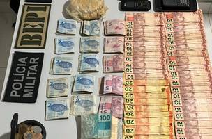 No local a polícia encontrou grande quantidade de drogas, dinheiro e celulares com restrição (Foto: PCPI)