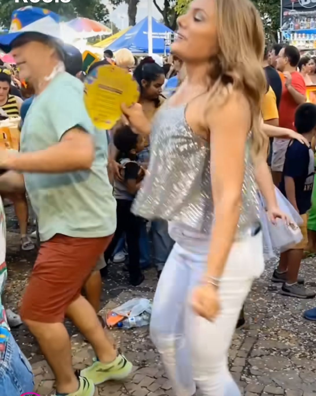 O amor é lindo. Opa, o carnaval. Olha aí a deputada Ana Paula e o seu…exigindo muita energia na avenida