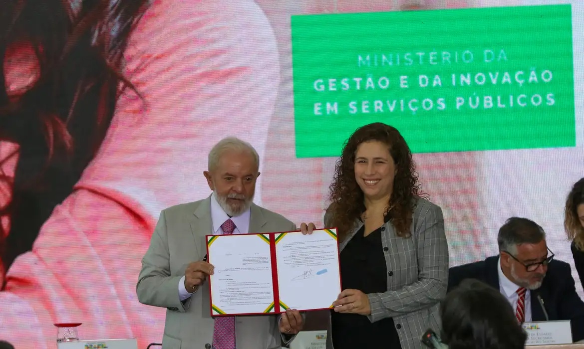 o presidente Luiz Inácio Lula da Silva assinou o decreto que institui o Programa Imóvel da Gente, durante coletiva de imprensa no Palácio do Planalto