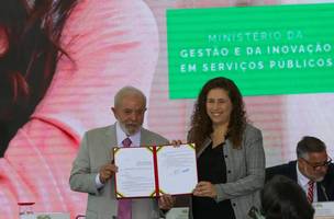 o presidente Luiz Inácio Lula da Silva assinou o decreto que institui o Programa Imóvel da Gente, durante coletiva de imprensa no Palácio do Planalto (Foto: Reprodução)