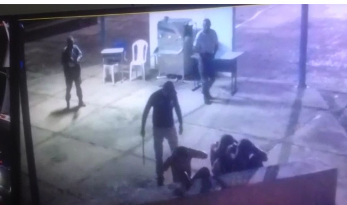 O suposto diretor forçando adolescentes nus a sentarem no chão…