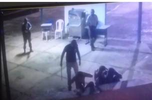 O suposto diretor forçando adolescentes nus a sentarem no chão… (Foto: Reprodução)