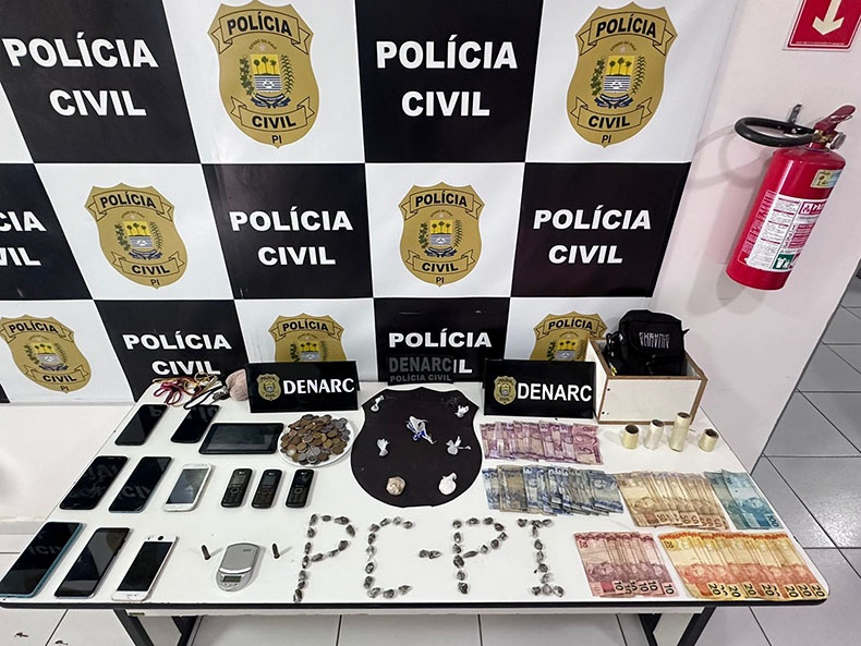 Objetos apreendidos durante a prisão da mulher
