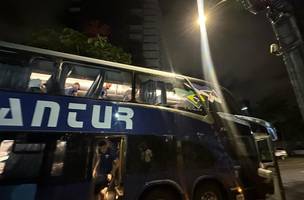 Ônibus do Fortaleza sofreu ataque e deixou jogadores com múltiplas lesões (Foto: Reprodução)